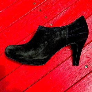 Rarely worn Clarks Indigo Shooties in Black Suede